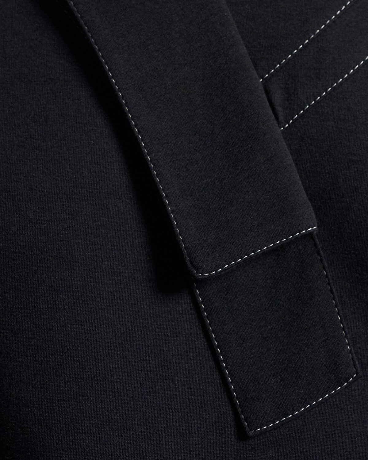 Shawl Necktie Collar V-Neck T-Shirt with Contrast Stitching