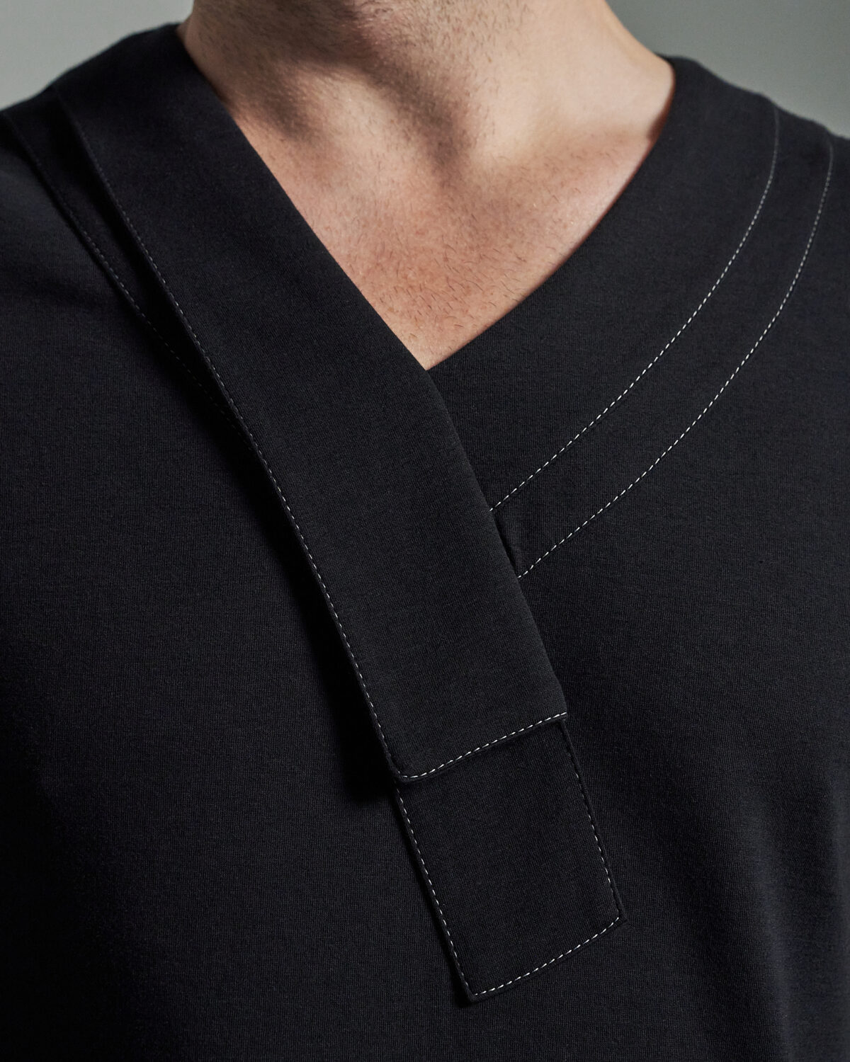 Shawl Necktie Collar V-Neck T-Shirt with Contrast Stitching