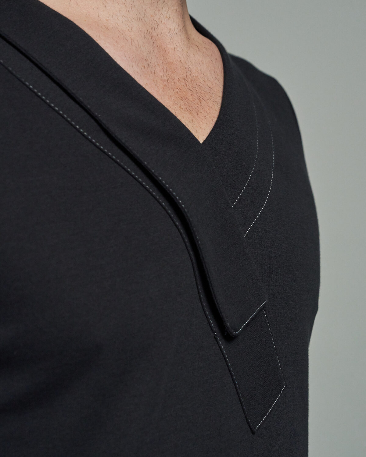 Shawl Necktie Collar V-Neck T-Shirt with Contrast Stitching